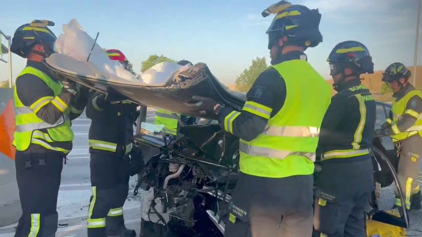 Los Bomberos han precisado de material hidráulico para poder abrir hueco y levantar el techo del mismo, a fin de poder liberar el cuerpo de esta persona.