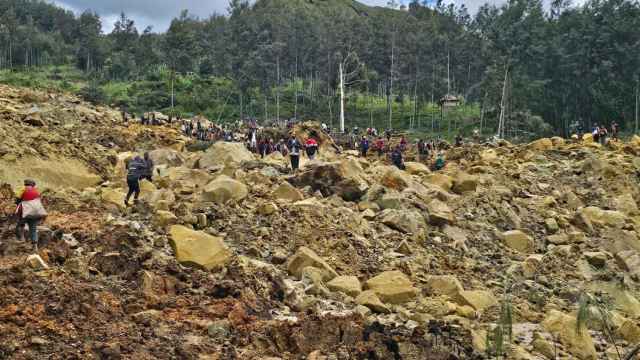 Un deslizamiento de tierras entierra una aldea entera en Papúa Nueva Guinea.