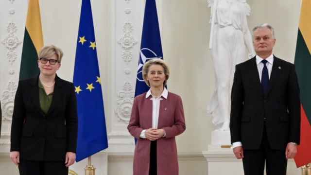 El Presidente de Lituania, Gitanas Nauseda (2.º R) y la Primera Ministra de Lituania, Ingrida Simonyte (L) y la Presidenta de la Comisión Europea, Ursula von der Leyen.