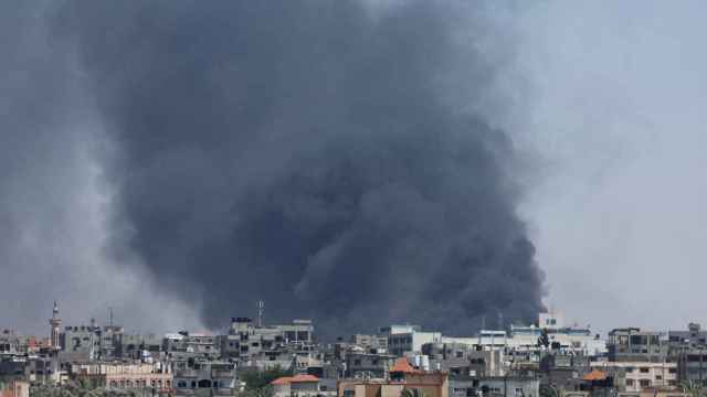 Una columna de humo se eleva durante un ataque aéreo israelí en Rafah, en el sur de Gaza.