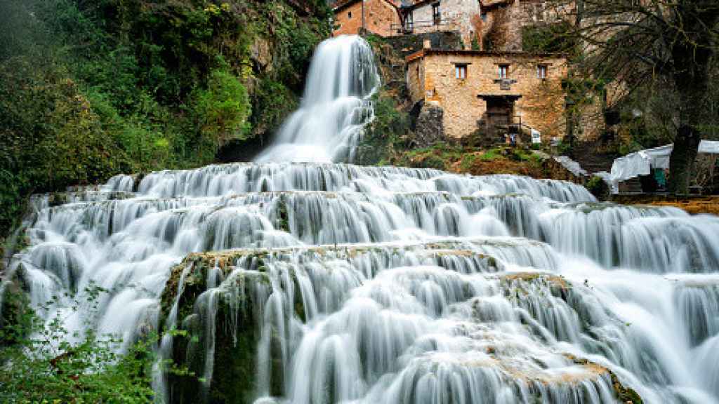 La impresionante cascada que atraviesa Orbaneja del Castillo, en Burgos.