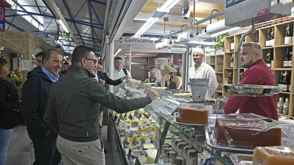 José González visita el mercado de abastos de Ourense.