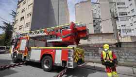 Un camión de bomberos en las inmediaciones donde se ha derrumbado la pared de un edificio en Vigo.