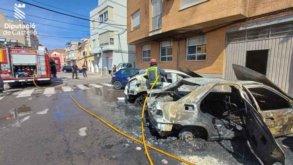 Imagen de los coches incendiados.