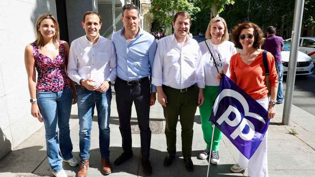 Mañueco junto a representantes del PP que han acudido a Madrid