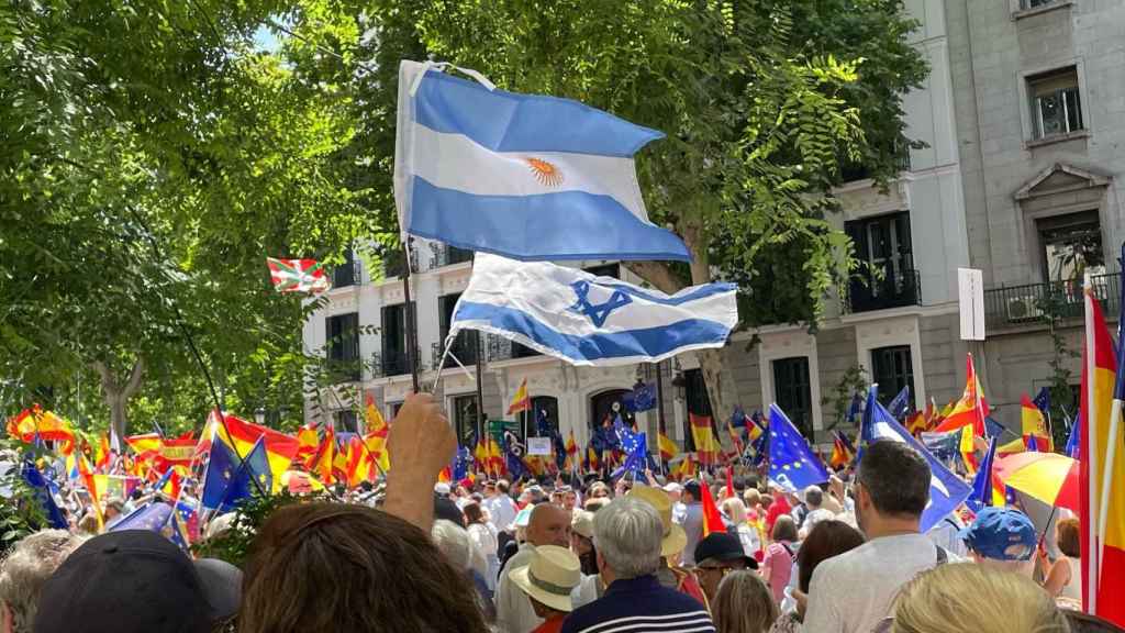 Un manifestante agita las banderas de Argentina e Israel durante la concentración.