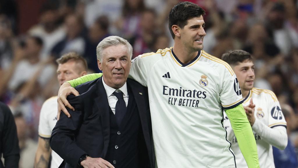 Thibaut Courtois, junto a Carlo Ancelotti.