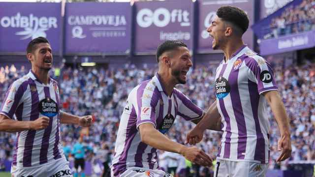 Los jugadores del Real Valladolid en la penúltima jornada de liga ante el Villarreal B, partido con el que han logrado el ascenso directo