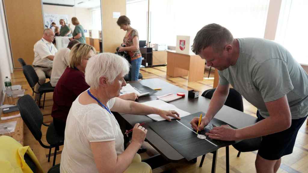 Ciudadanos lituanos acuden a las urnas a votar.