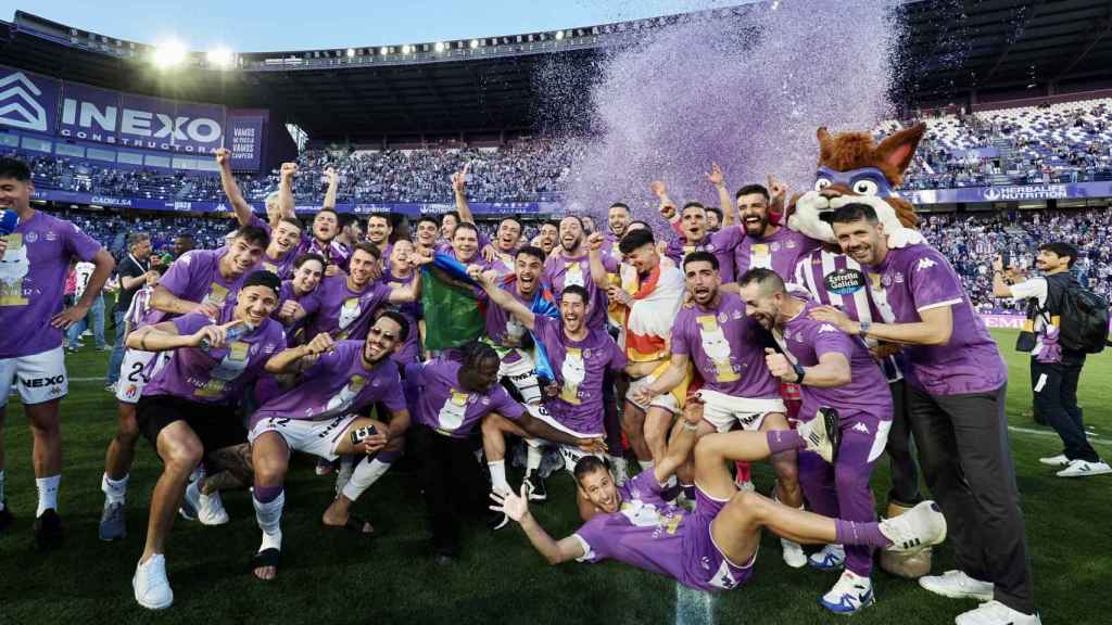 Los jugadores celebran la vuelta a la máxima categoría del fútbol español