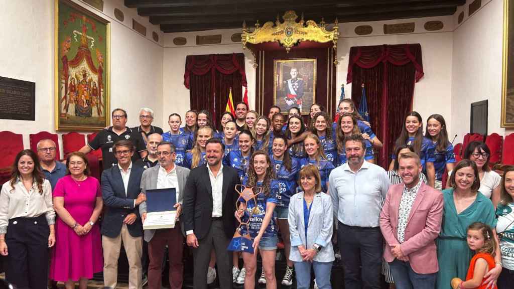 Las jugadoras, junto al alcalde Pablo Ruz en el Salón de Plenos.