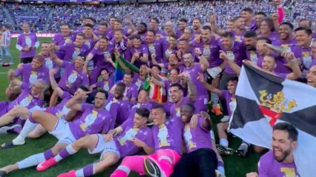 El Real Valladolid celebrando el ascenso a primera