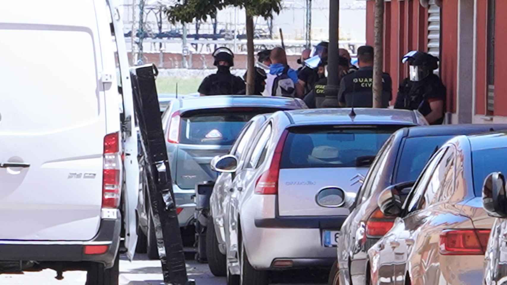 Los agentes en la vivienda en la que se atrincheró El Chiqui