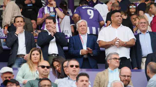 El presidente de la Diputación, Conrado Íscar, el presidente de la Junta, Alfonso Fernández Mañueco, junto a Ronaldo Nazario y el alcalde de Valladolid, Jesús Julio Carnero, en el partido del Real Valladolid