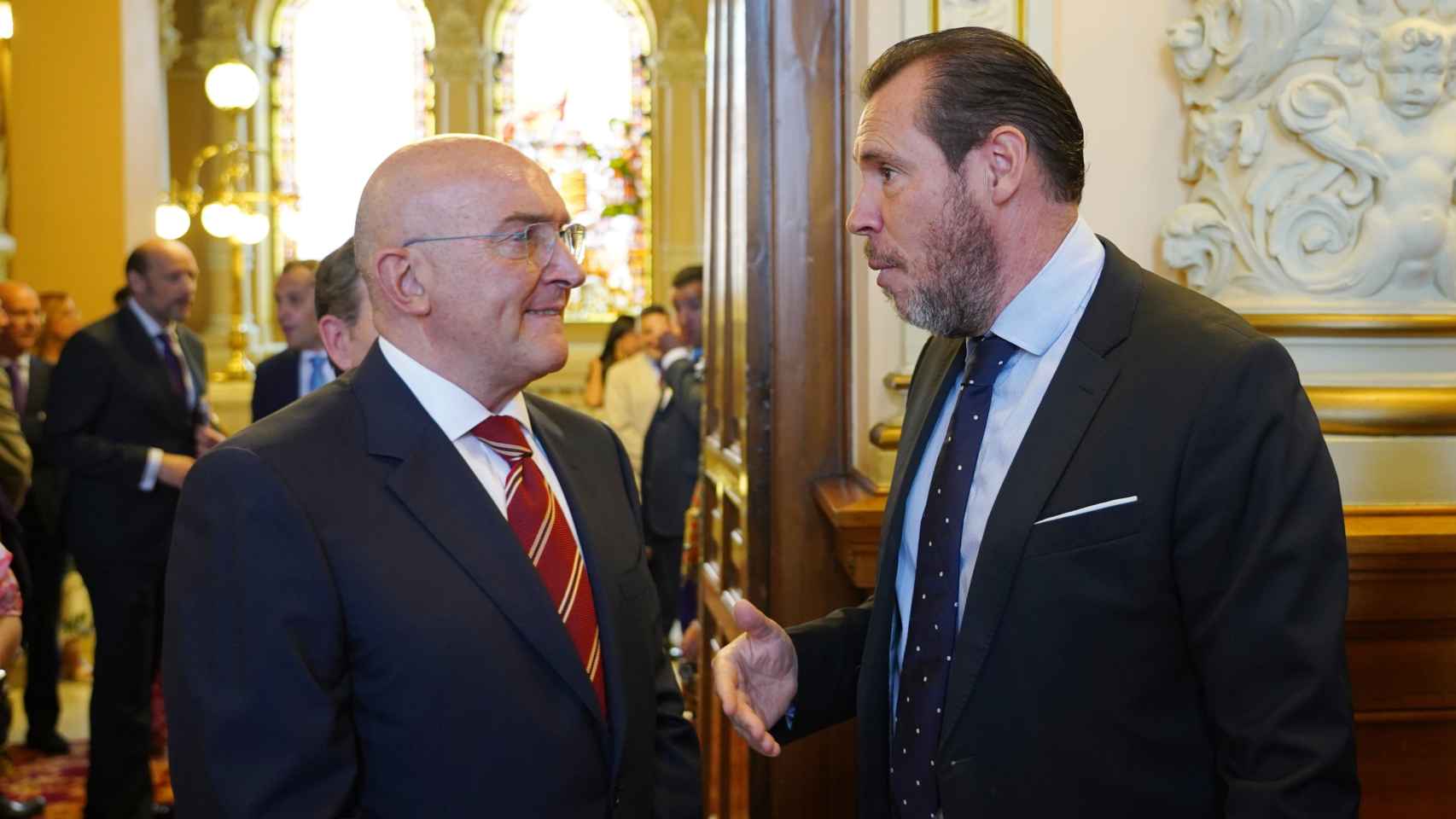 El alcalde electo de Valladolid, Jesús Julio Carnero, charla con su predecesor en el cargo Óscar Puente tras la constitución de la nueva corporación municipal de Valladolid