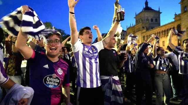 Los aficionados del Real Valladolid celebran el ascenso en la Plaza Zorrilla