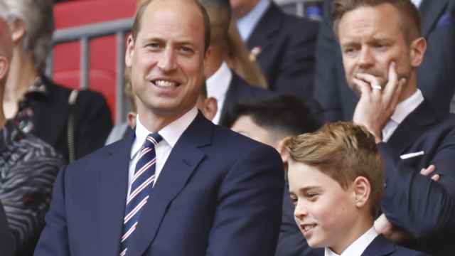 El príncipe Guillermo y su hijo el príncipe Jorge durante la celebración de la final de la Copa inglesa.