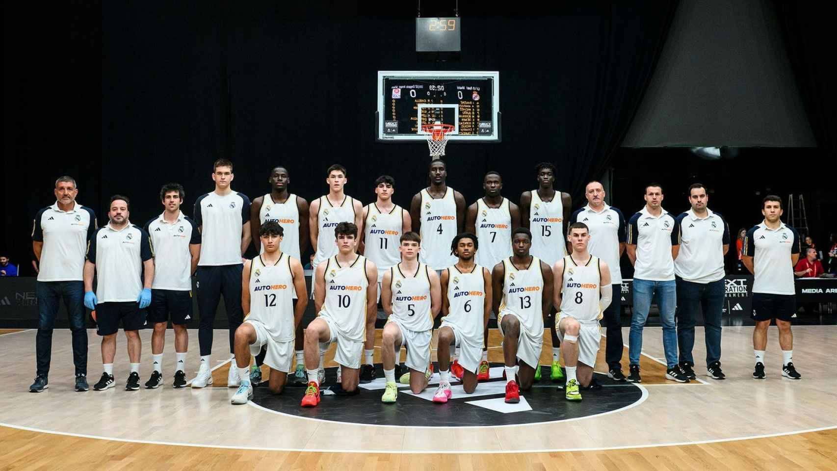 La plantilla del Real Madrid Junior antes de la final de la Euroliga.