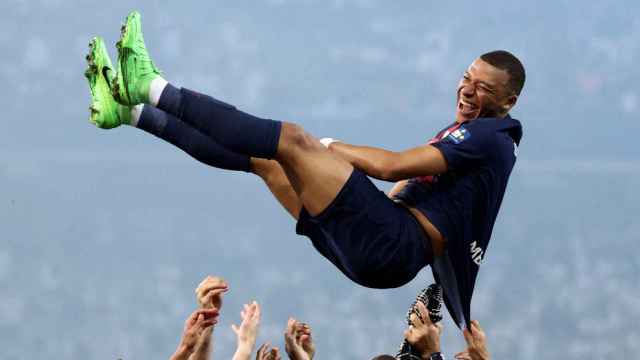 Mbappé es manteado por sus compañeros tras el título de Copa del PSG.