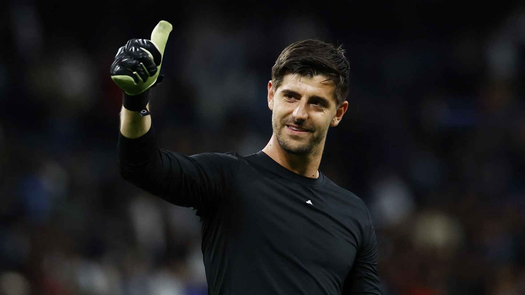 Thibaut Courtois hace un gesto de aprobación desde el campo.