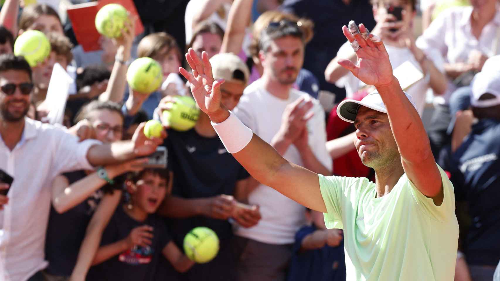 Rafa Nadal saluda a la afición en Roland Garros.