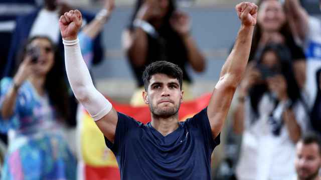 Carlos Alcaraz celebra su triunfo ante Wolf.