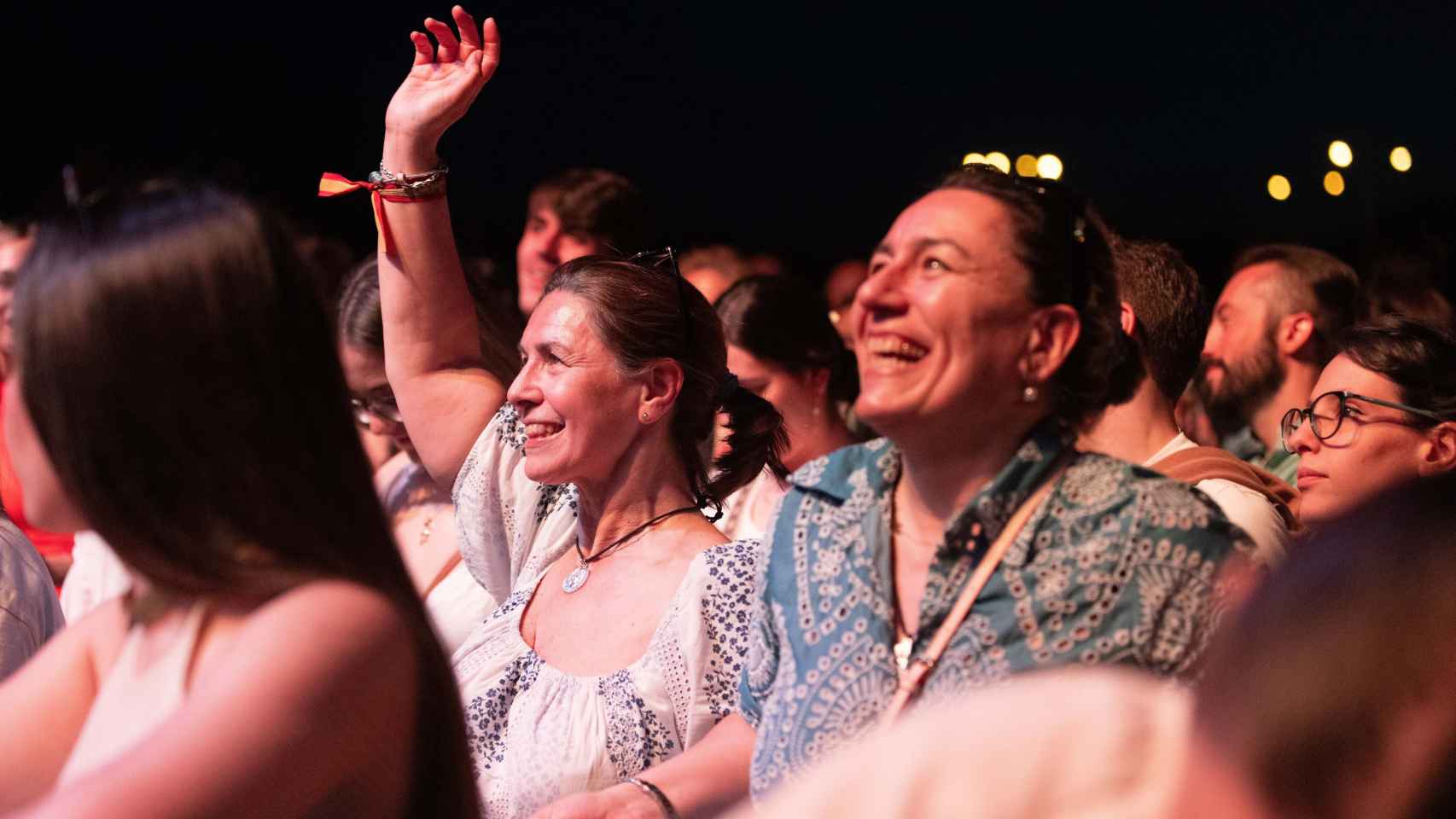 Varias personas entre el público del concierto ofrecido por Taburete en La Peraleda.