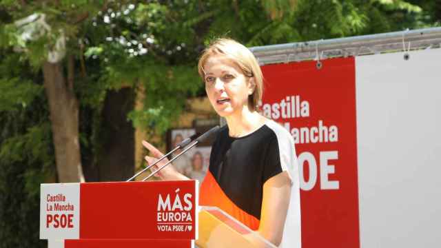 Cristina Maestre, candidata del PSOE en las elecciones europeas, este domingo en un mitin en Almansa (Albacete).