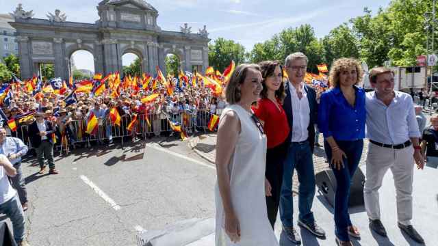 Cuca Gamarra, Isabel Díaz Ayuso, Alberto Núñez Feijóo, Dolors Montserrat y el alcalde José Luis Martínez Almeida, este domingo ante la Puerta de Alcalá.