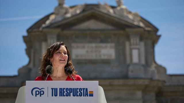 La presidenta de la Comunidad de Madrid, Isabel Díaz Ayuso, este domingo en la Puerta de Alcalá en una manifestación del PP.