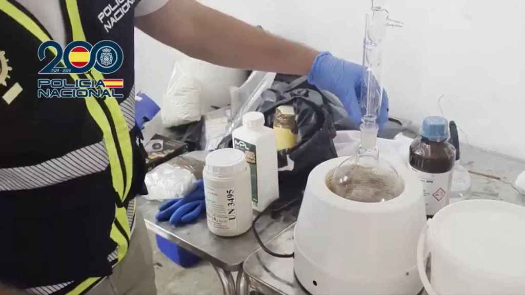 Un agende desarticulando el laboratorio de metanfetaminas en la trastienda del asador de Madrid.