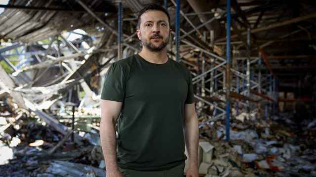 Zelenski ante los escombros de un edificio derruido tras un ataque ruso.