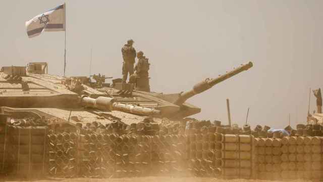 Soldados israelíes operan un tanque cerca de la frontera entre Israel y Gaza.