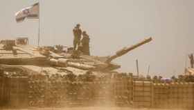 Soldados israelíes operan un tanque cerca de la frontera entre Israel y Gaza.