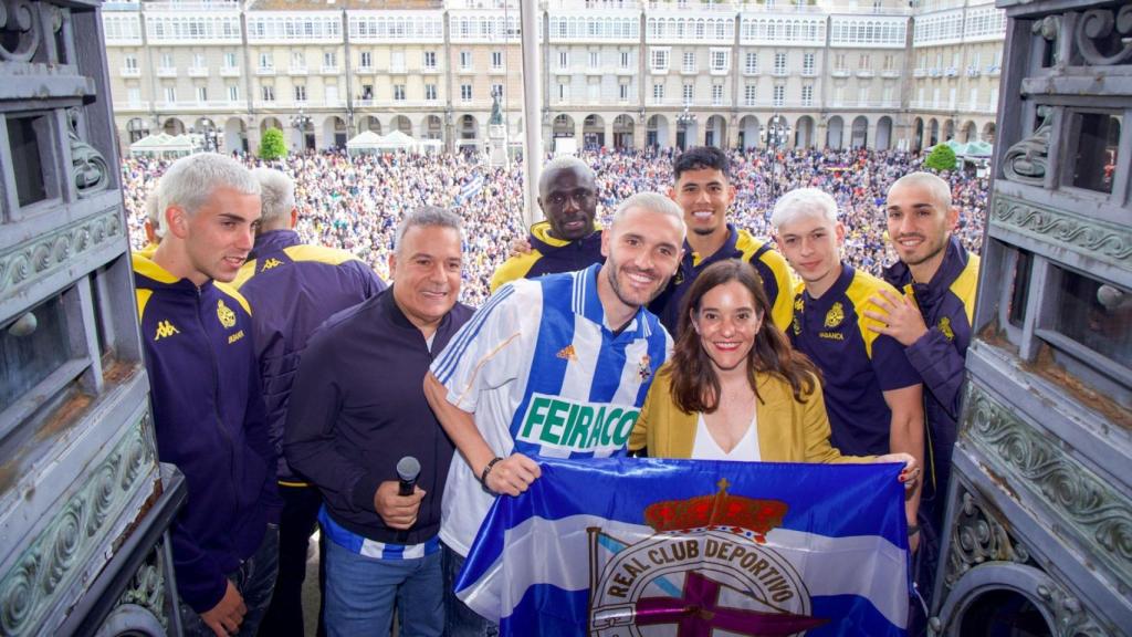 Baño de masas del Deportivo en María Pita en su tercera celebración en A Coruña por el ascenso