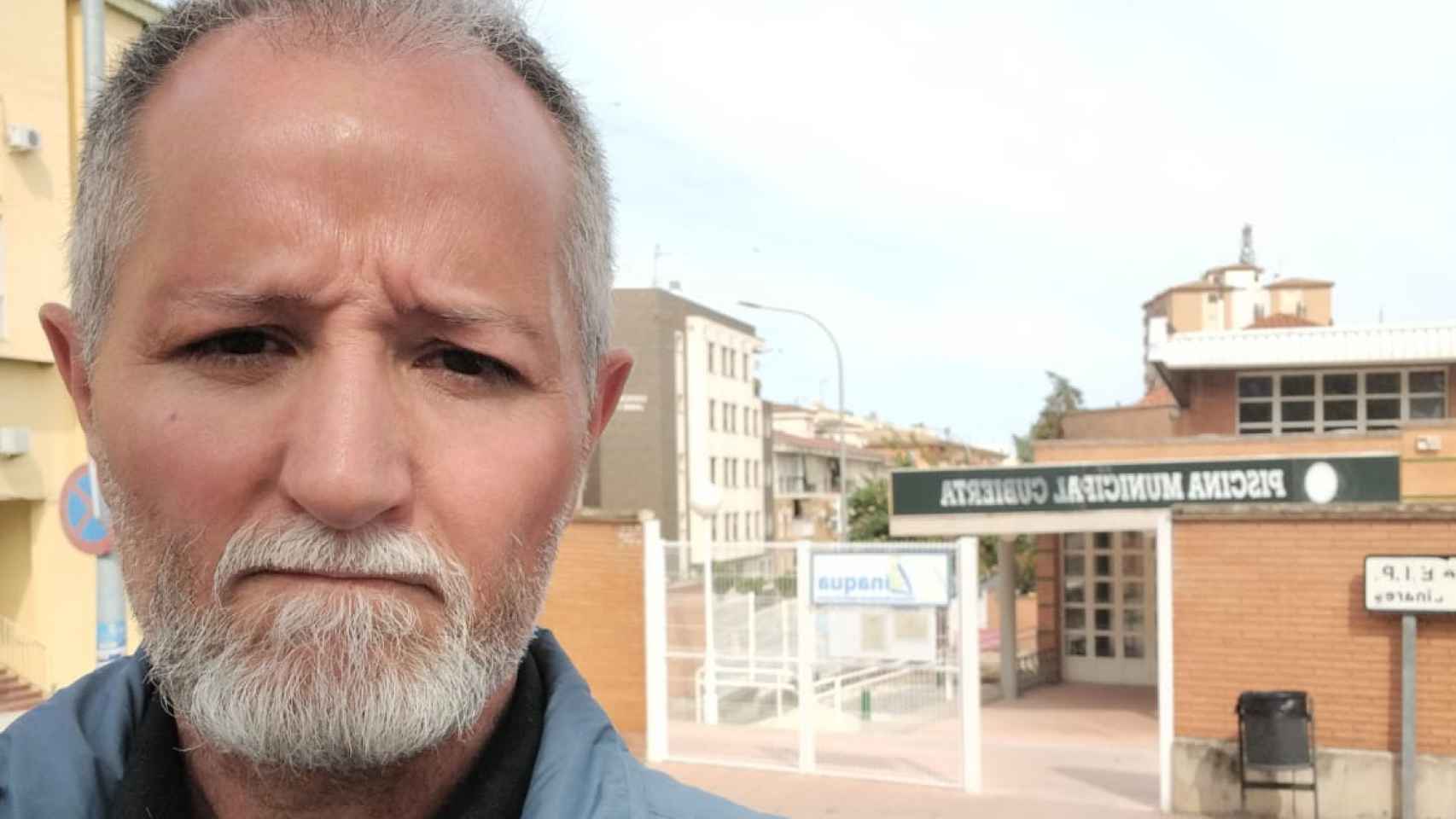 José Juan haciéndose un selfi en la piscina cubierta de Linares.