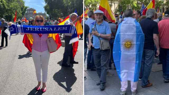 Una manifestante posa con una bufanda de Jerusalén y otro porta la bandera de Argentina
