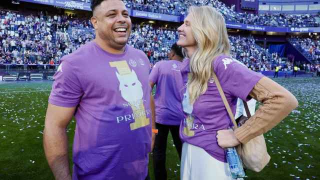 El presidente del Real Valladolid, Ronaldo Nazario, y su esposa, Celina Locks, durante la celebración del ascenso