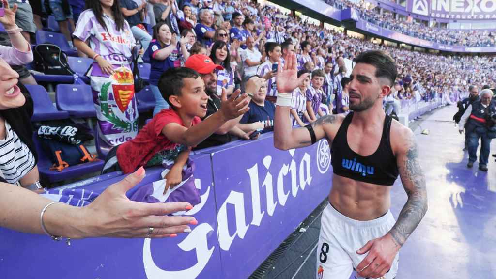 El jugador del Real Valladolid Monchu saluda a los aficionados tras la consumación del ascenso