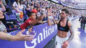 El jugador del Real Valladolid Monchu saluda a los aficionados tras la consumación del ascenso