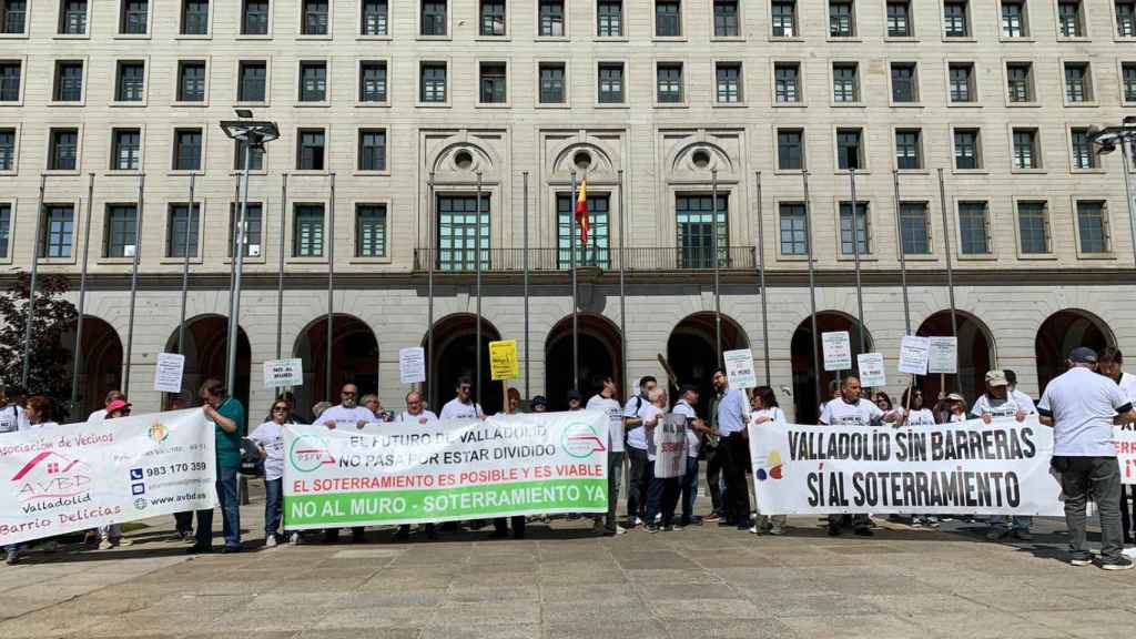 Concentración de la Plataforma por el Soterramiento frente al Ministerio de Transportes, este lunes