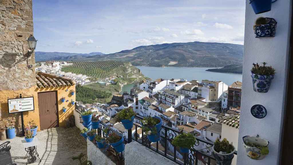 Mirador en Iznájar, hacia el embalse.