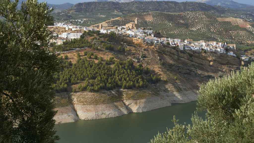 Panorámica de Iznájar y su embalse, Córdoba.