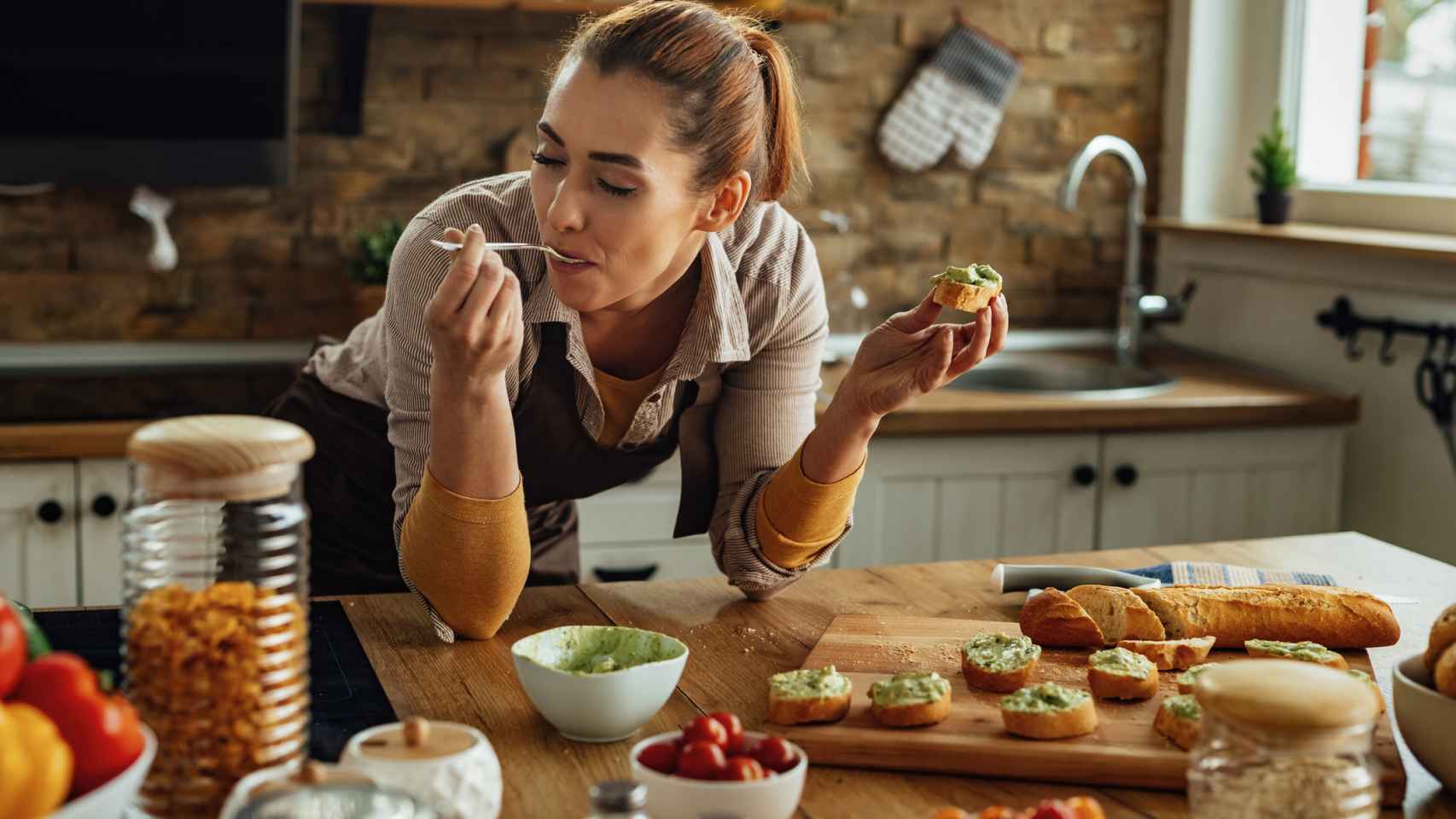 Mujer comiendo.