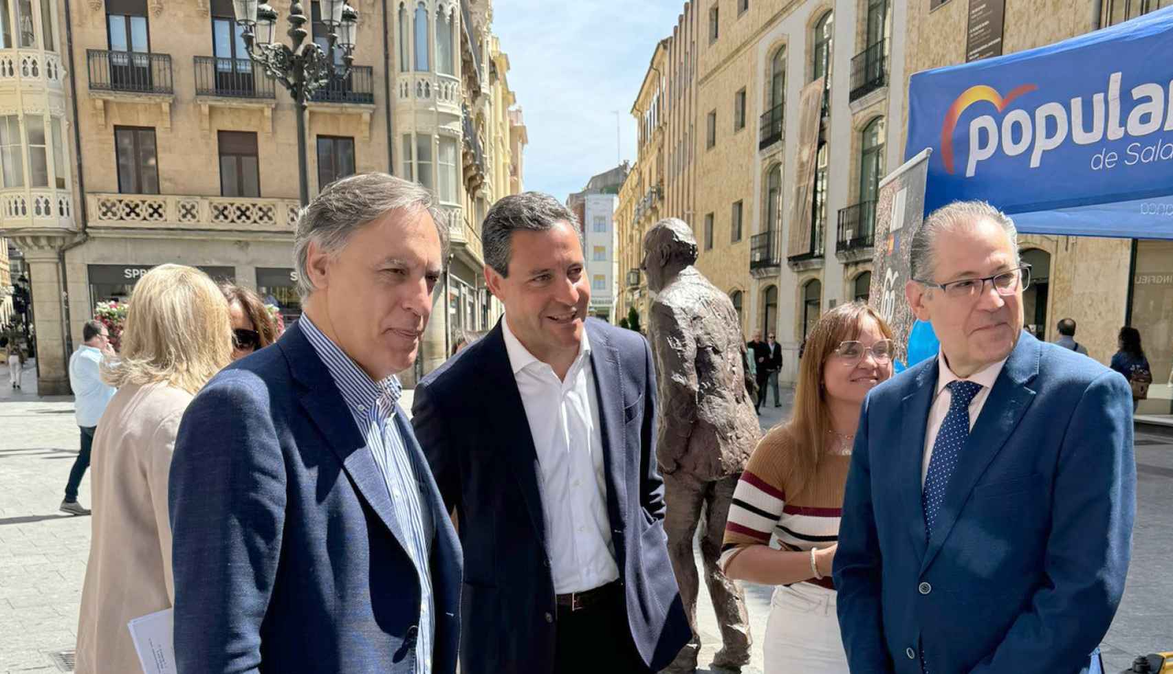 Raúl de la Hoz, en la carpa del PP en Salamanca, junto al presidente provincial