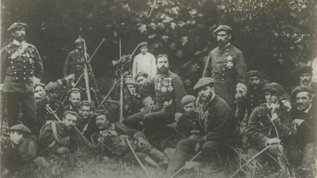 Fotografía de Carlos VII junto a sus soldados en 1872.