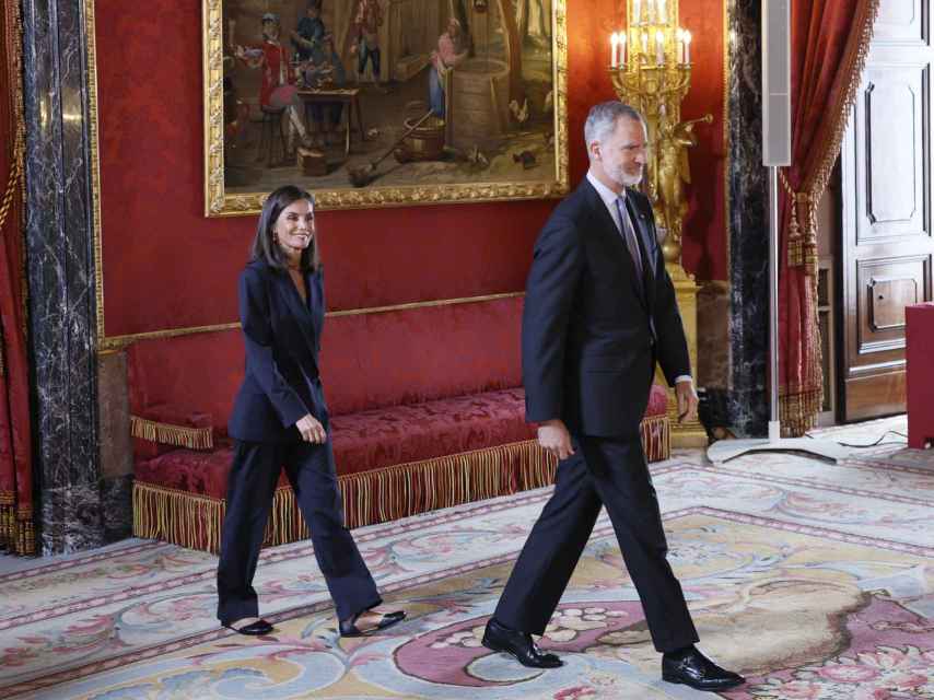 La Reina, con traje de chaqueta, entra en el salón sonriente con Felipe VI.