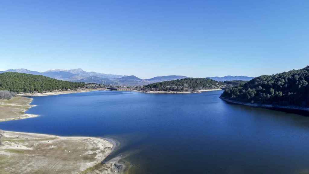 Ruta por un embalse.