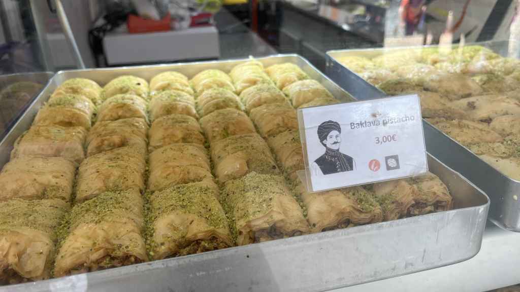 Los dulces árabes que vende Hala Kafarnawi en el Mercado Central de Valencia. Raquel Granell