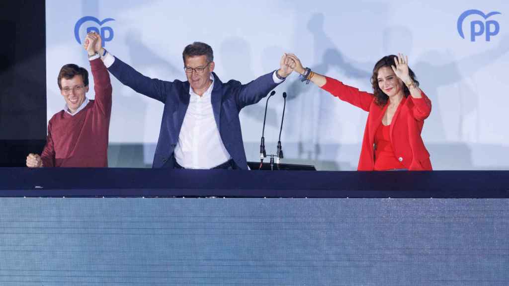 El líder del Partido Popular, Alberto Núñez Feijóo; el alcalde de Madrid, José Luis Martínez-Almeida, y la presidenta de la Comunidad de Madrid, Isabel Díaz Ayuso, celebran la victoria del 28-M en la sede nacional del PP.